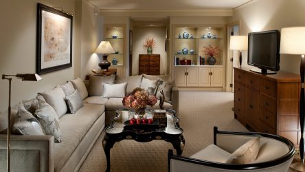 Бежевые обои в интерьере — 175+ (Фото) Комбинированных Сочетаний (в кухне, гостиной, спальне)