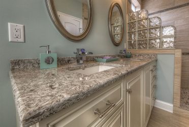 Отделка Ванной комнаты искусственным камнем: Умывальник, столешница, полки. Особенности использования материала