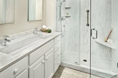 Отделка Ванной комнаты искусственным камнем: Умывальник, столешница, полки. Особенности использования материала