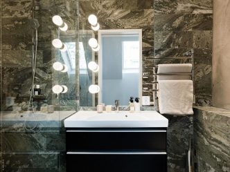 Отделка Ванной комнаты искусственным камнем: Умывальник, столешница, полки. Особенности использования материала