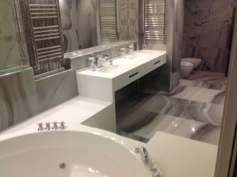 Отделка Ванной комнаты искусственным камнем: Умывальник, столешница, полки. Особенности использования материала