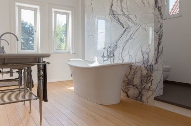 Отделка Ванной комнаты искусственным камнем: Умывальник, столешница, полки. Особенности использования материала