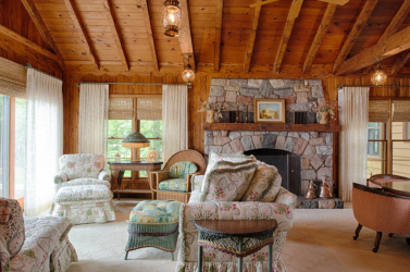 Деревянный потолок с декоративными балками: 165+ (Фото) дизайна и отделки