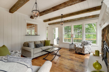 Деревянный потолок с декоративными балками: 165+ (Фото) дизайна и отделки