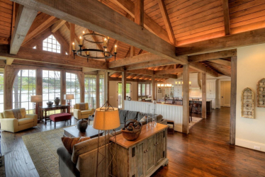 Деревянный потолок с декоративными балками: 165+ (Фото) дизайна и отделки