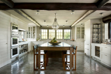 Деревянный потолок с декоративными балками: 165+ (Фото) дизайна и отделки