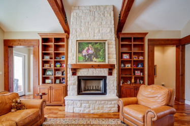 Деревянный потолок с декоративными балками: 165+ (Фото) дизайна и отделки