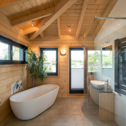 Деревянный потолок с декоративными балками: 165+ (Фото) дизайна и отделки