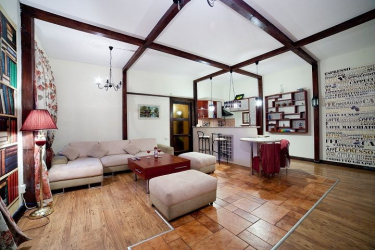 Деревянный потолок с декоративными балками: 165+ (Фото) дизайна и отделки