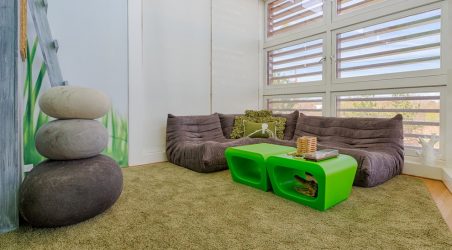 Дизайн детской комнаты с мягким диваном: Как и Куда лучше поставить?