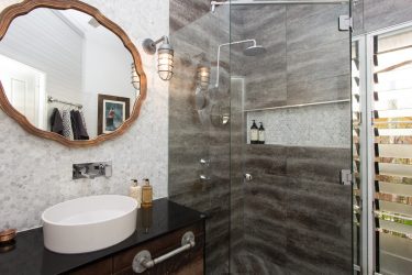 Дизайн ванной в деревянном доме (200+ Фото): Отделка своими руками (потолок, пол, стены)