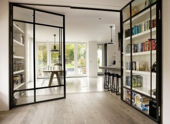 Двери со стеклянными вставками: 180+ (Фото) пластиковых, деревянных и алюминиевых вариантов (входные, межкомнатные, купе)