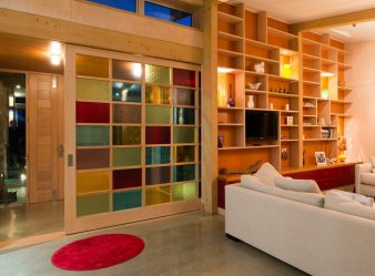 Двери со стеклянными вставками: 180+ (Фото) пластиковых, деревянных и алюминиевых вариантов (входные, межкомнатные, купе)