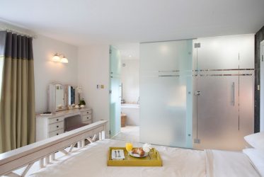 Двери со стеклянными вставками: 180+ (Фото) пластиковых, деревянных и алюминиевых вариантов (входные, межкомнатные, купе)