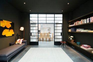 Двери со стеклянными вставками: 180+ (Фото) пластиковых, деревянных и алюминиевых вариантов (входные, межкомнатные, купе)