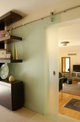 Двери со стеклянными вставками: 180+ (Фото) пластиковых, деревянных и алюминиевых вариантов (входные, межкомнатные, купе)