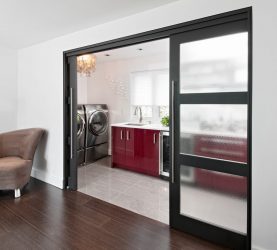 Двери со стеклянными вставками: 180+ (Фото) пластиковых, деревянных и алюминиевых вариантов (входные, межкомнатные, купе)