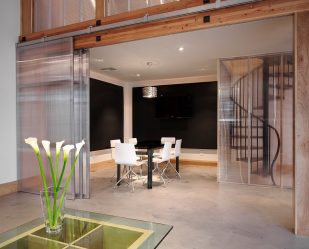 Двери со стеклянными вставками: 180+ (Фото) пластиковых, деревянных и алюминиевых вариантов (входные, межкомнатные, купе)