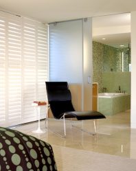 Двери со стеклянными вставками: 180+ (Фото) пластиковых, деревянных и алюминиевых вариантов (входные, межкомнатные, купе)