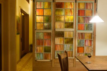 Двери со стеклянными вставками: 180+ (Фото) пластиковых, деревянных и алюминиевых вариантов (входные, межкомнатные, купе)