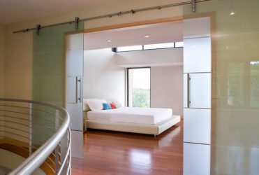 Двери со стеклянными вставками: 180+ (Фото) пластиковых, деревянных и алюминиевых вариантов (входные, межкомнатные, купе)