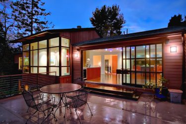 Двери со стеклянными вставками: 180+ (Фото) пластиковых, деревянных и алюминиевых вариантов (входные, межкомнатные, купе)