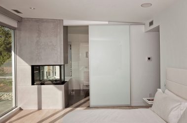 Двери со стеклянными вставками: 180+ (Фото) пластиковых, деревянных и алюминиевых вариантов (входные, межкомнатные, купе)