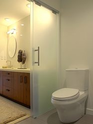 Двери со стеклянными вставками: 180+ (Фото) пластиковых, деревянных и алюминиевых вариантов (входные, межкомнатные, купе)