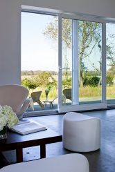 Двери со стеклянными вставками: 180+ (Фото) пластиковых, деревянных и алюминиевых вариантов (входные, межкомнатные, купе)