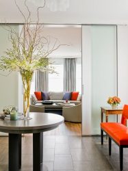 Двери со стеклянными вставками: 180+ (Фото) пластиковых, деревянных и алюминиевых вариантов (входные, межкомнатные, купе)