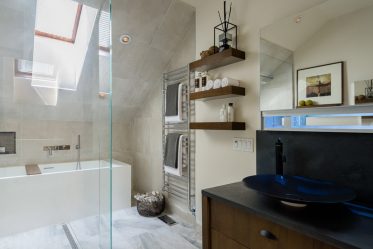 Двери в туалет и ванную — Какие Лучше? 170 Вариантов для Вашего выбора (стеклянные, пластиковые, раздвижные)