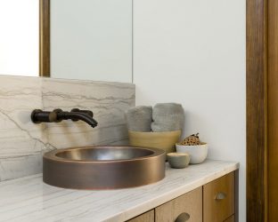 Двери в туалет и ванную — Какие Лучше? 170 Вариантов для Вашего выбора (стеклянные, пластиковые, раздвижные)