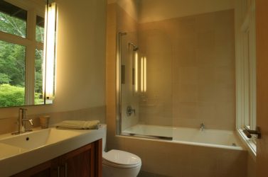 Двери в туалет и ванную — Какие Лучше? 170 Вариантов для Вашего выбора (стеклянные, пластиковые, раздвижные)