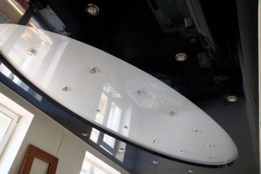 Двухуровневые потолки в зале:  Материалы, интересные сочетания, идеи по дизайну (135+ Фото)