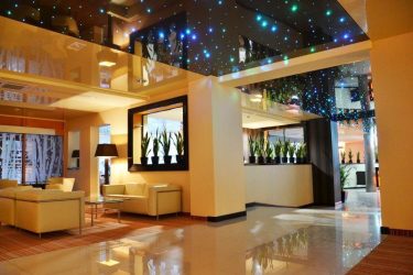 Двухуровневые потолки в зале:  Материалы, интересные сочетания, идеи по дизайну (135+ Фото)