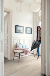 Ламинат в интерьере квартиры (на полу, стенах, потолке). Полезные советы, рекомендации, ТОП-5 трендов + 100 ФОТО