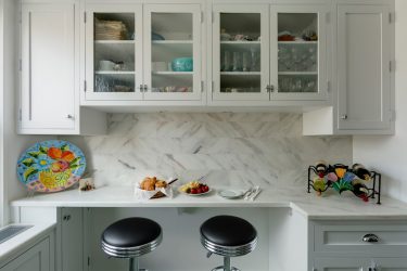 Куда поставить холодильник, если кухня маленькая? Учимся экономить пространство: 120+ Фото расположений в дизайне