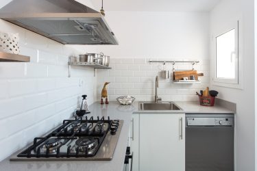 Куда поставить холодильник, если кухня маленькая? Учимся экономить пространство: 120+ Фото расположений в дизайне