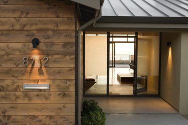 Входные пластиковые двери в частном доме (145+ Фото): Как сделать и надежно, и красиво?