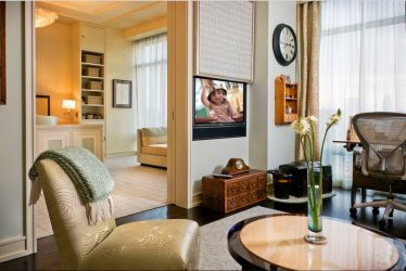 Полка для телевизора на стену (295+ Фото): Нюансы оформления (навесная, угловая, стеклянная)