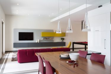 Полка для телевизора на стену (295+ Фото): Нюансы оформления (навесная, угловая, стеклянная)