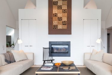 Полка для телевизора на стену (295+ Фото): Нюансы оформления (навесная, угловая, стеклянная)