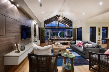 Полка для телевизора на стену (295+ Фото): Нюансы оформления (навесная, угловая, стеклянная)