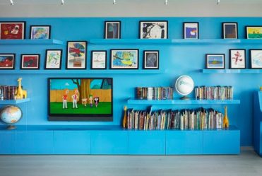 Полка для телевизора на стену (295+ Фото): Нюансы оформления (навесная, угловая, стеклянная)