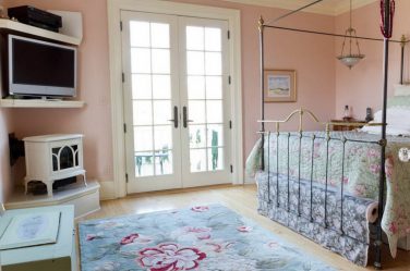 Полка для телевизора на стену (295+ Фото): Нюансы оформления (навесная, угловая, стеклянная)