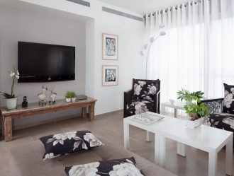 Полка для телевизора на стену (295+ Фото): Нюансы оформления (навесная, угловая, стеклянная)