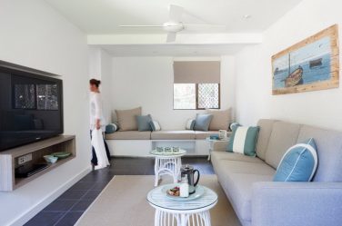 Полка для телевизора на стену (295+ Фото): Нюансы оформления (навесная, угловая, стеклянная)