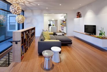 Полка для телевизора на стену (295+ Фото): Нюансы оформления (навесная, угловая, стеклянная)