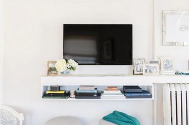 Полка для телевизора на стену (295+ Фото): Нюансы оформления (навесная, угловая, стеклянная)