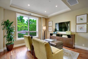 Полка для телевизора на стену (295+ Фото): Нюансы оформления (навесная, угловая, стеклянная)